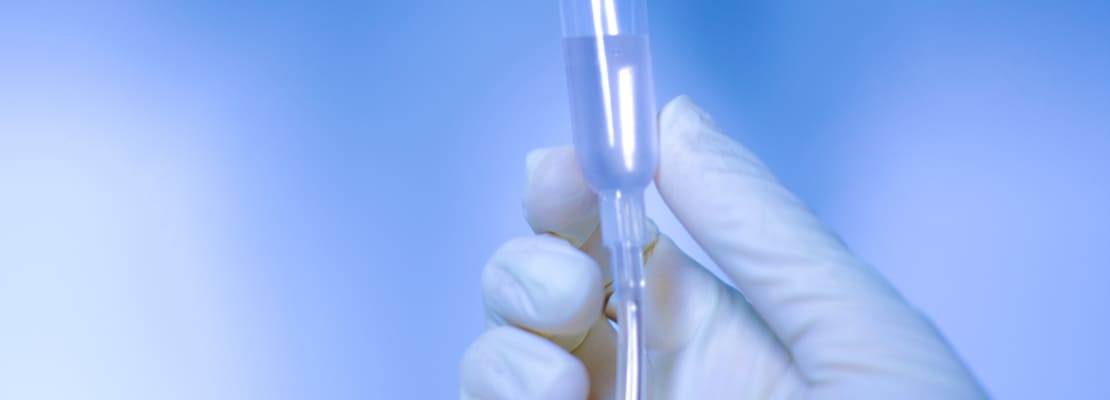 Врач держит капельницу